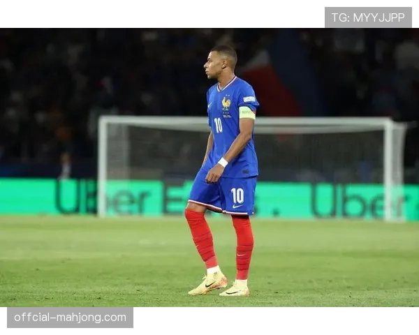 特写瞬间:姆巴佩长途奔袭七十米破门,王子公园球场陷入沸腾 特写瞬间:姆巴佩长途奔袭七十米破门,王子公园球场陷入沸腾