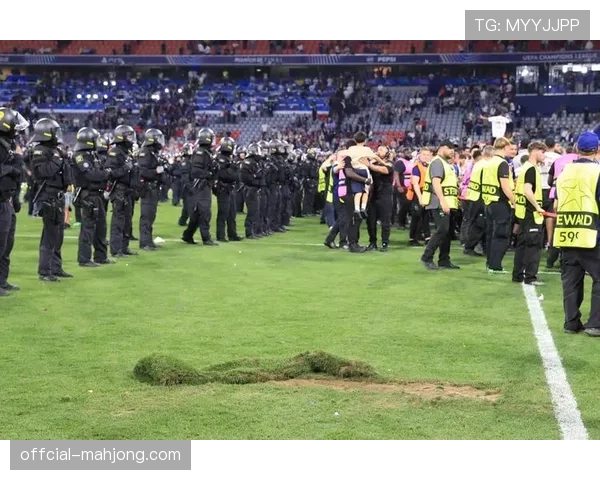 多家德甲俱乐部呼吁统一应对极端球迷冲场问题