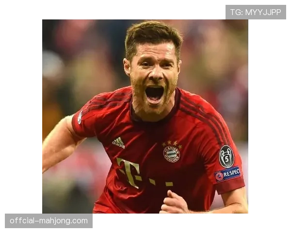 特写镜头：哈维-阿隆索在终场哨响后与图赫尔长时间拥抱