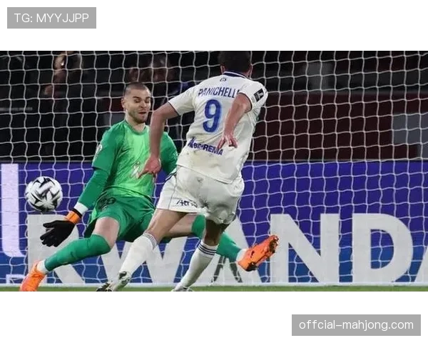 特写镜头:斯特拉斯堡门将扑出关键点球后振臂怒吼 特写镜头:斯特拉斯堡门将扑出关键点球后振臂怒吼