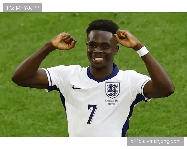 特写：萨卡罚失点球后，赖斯上前安慰并号召队友专注防守